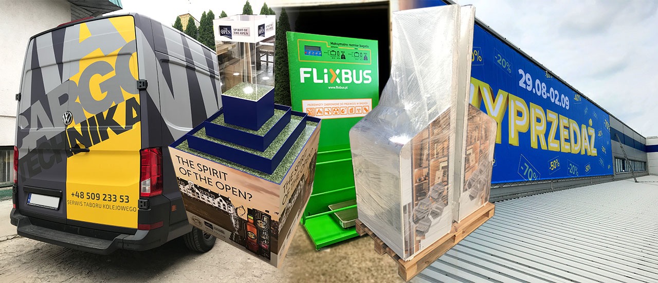 Różnorodne materiały reklamowe: oklejony samochód dostawczy z numerem telefonu, ekspozytor z logo 'Spirit of the Open', zielony stojak Flixbus i baner reklamowy 'Wyprzedaż' na budynku.