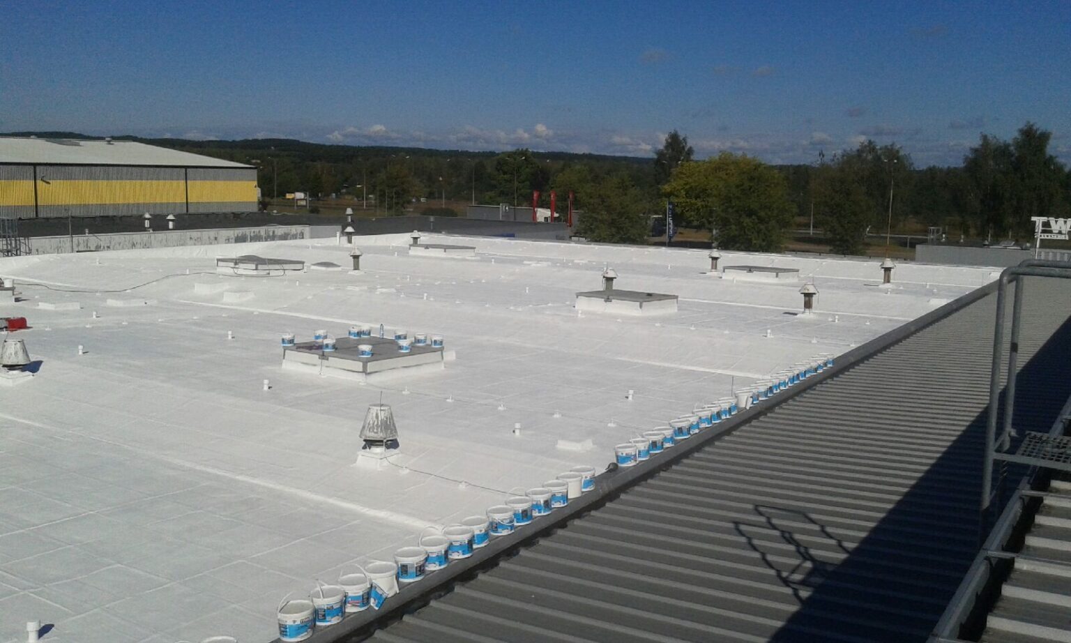 Dach wykonany technologią Cool-r (hala produkcyjna)