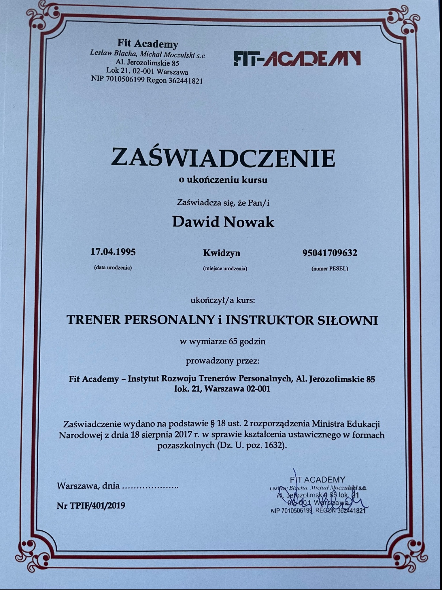 Skan zaświadczenia ukończenia kursu Trenera Personalnego i Instruktora Siłowni przez Dawida Nowaka, wydanego przez Fit Academy, z danymi osobowymi i numerem PESEL.