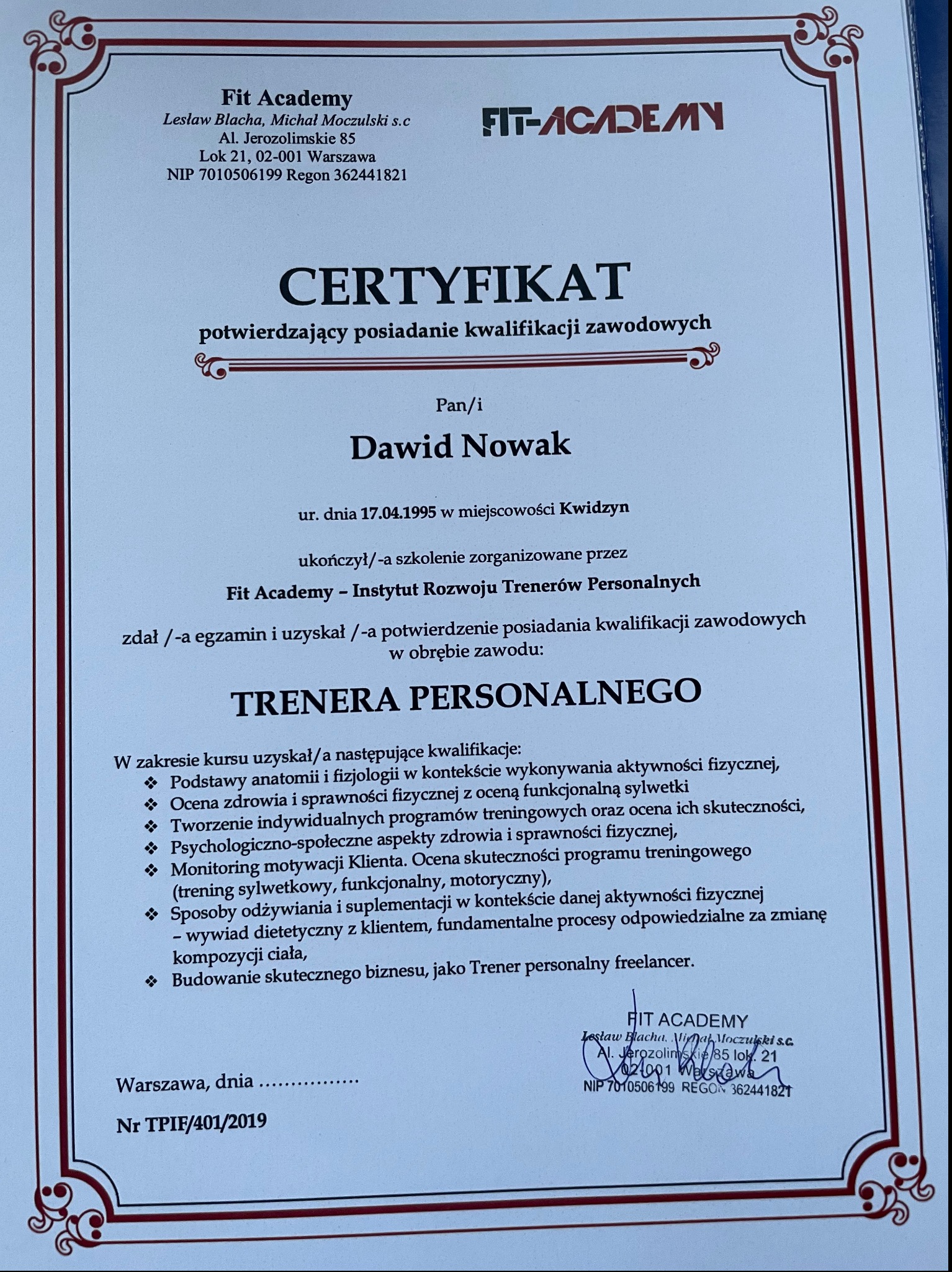 Skan certyfikatu ukończenia szkolenia i uzyskania kwalifikacji zawodowych w zawodzie Trenera Personalnego, wydany przez Fit Academy dla Dawida Nowaka.
