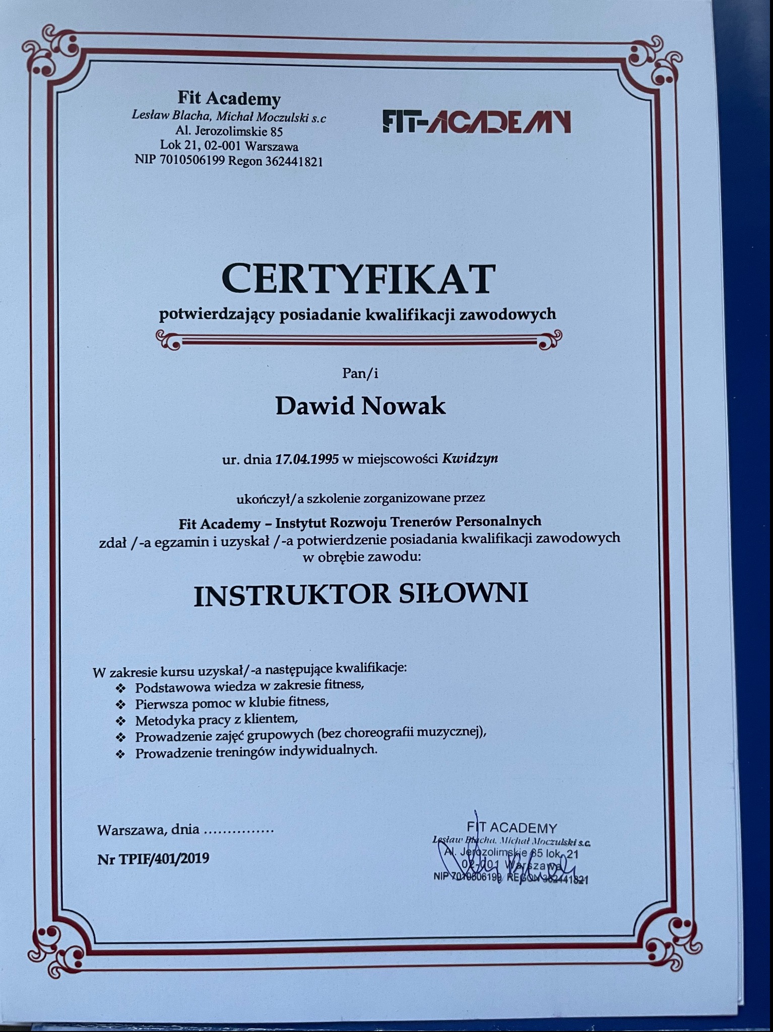 Certyfikat ukończenia szkolenia instruktora siłowni przez Dawida Nowaka, wydany przez Fit Academy, z datą i numerem dokumentu.