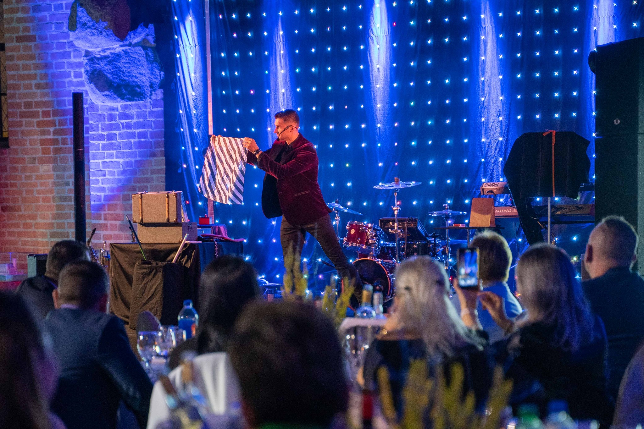 Iluzja sceniczna - oryginalna atrakcja wieczoru w trakcie eventu firmowego.