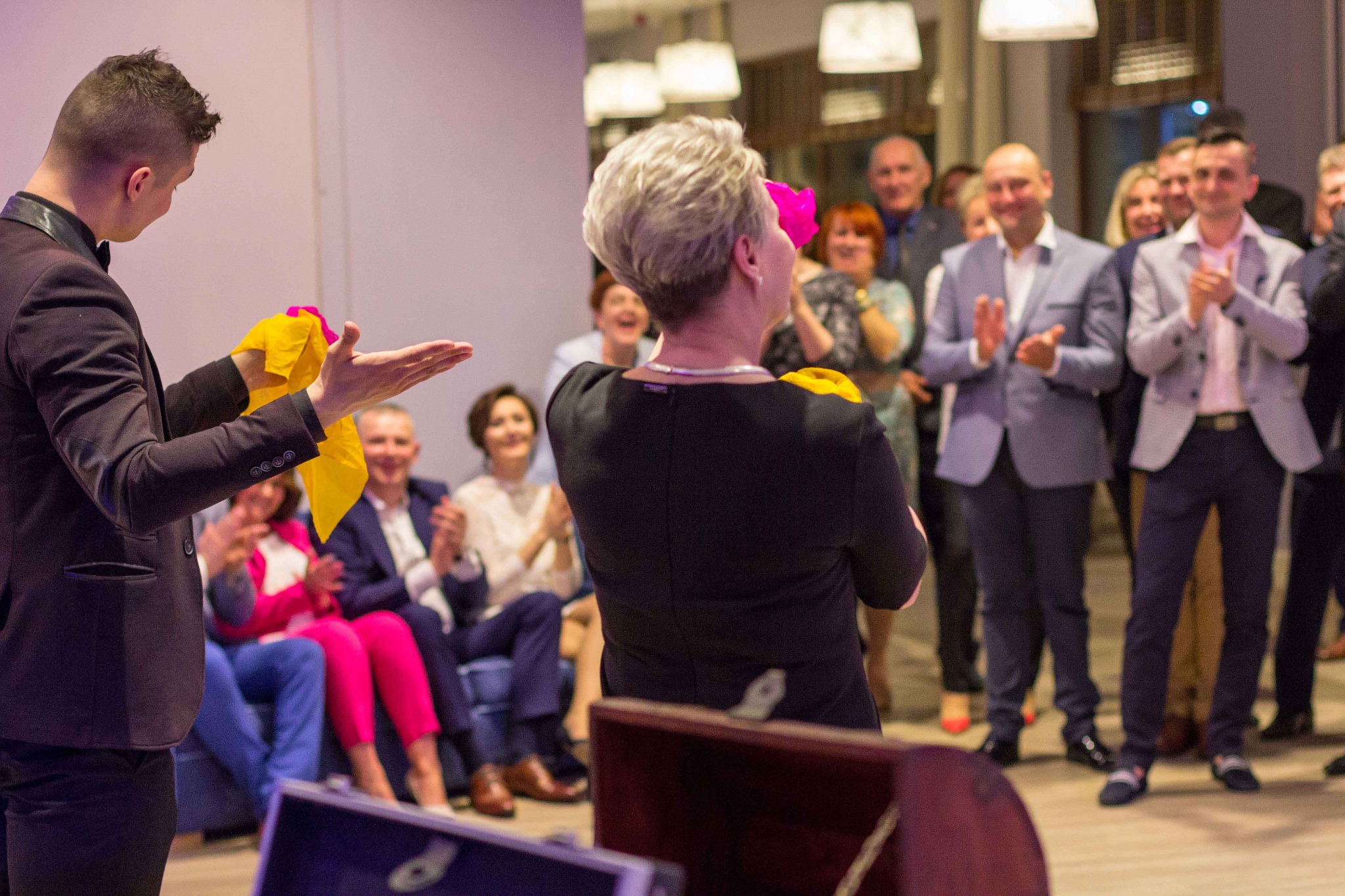 Iluzja sceniczna i efekty z zaangażowaniem Twoich gości.