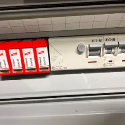 Rozdzielnica elektryczna z zamontowanymi ogranicznikami przepięć DehnGuard DG MOD 275 i wyłącznikami Eaton xPole Home, widoczne oznaczenia parametrów technicznych.