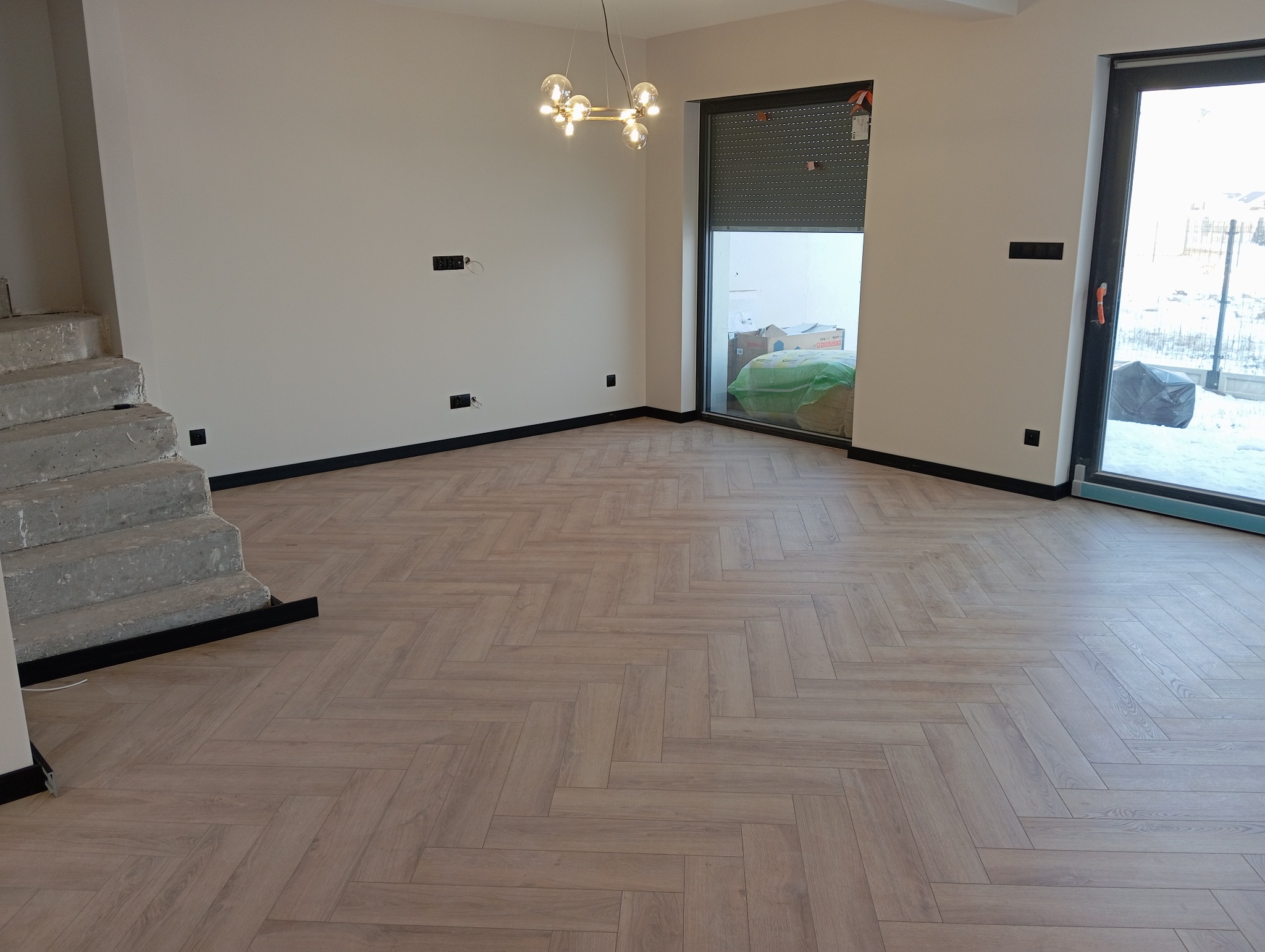 Panele ułożone w jodełke. Piękna nowoczesna podłoga.