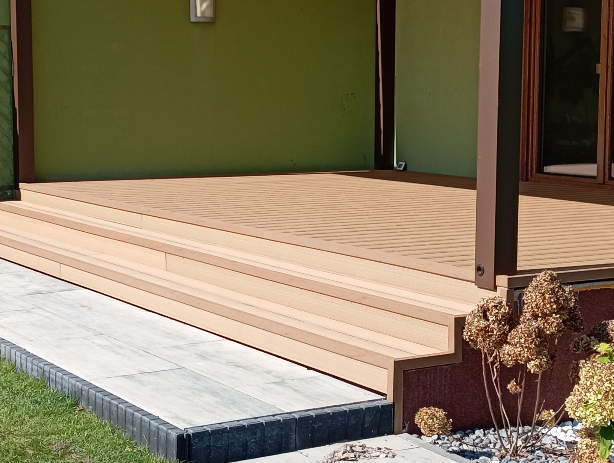 Taras z deski kompozytowej