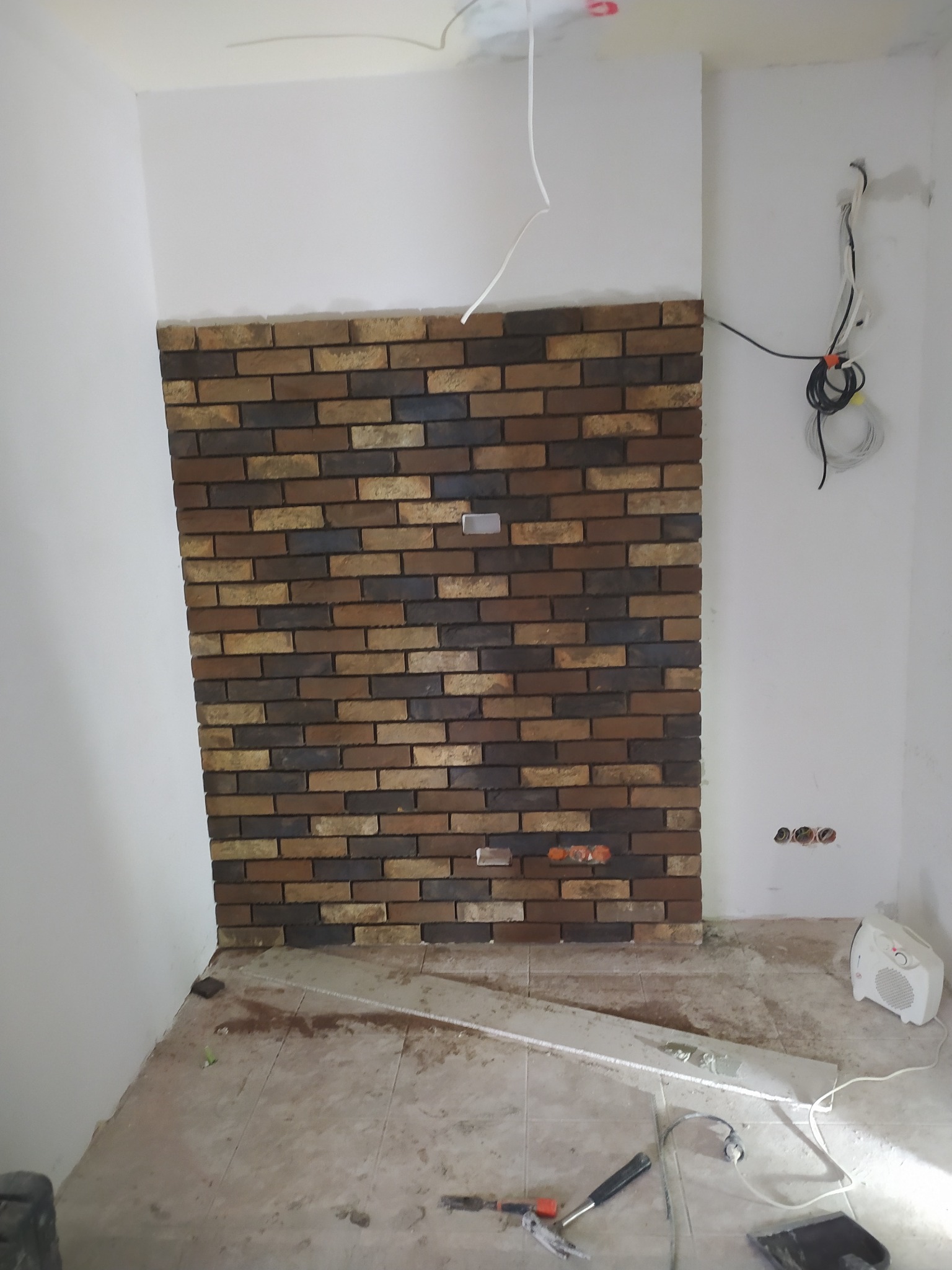 Ściana wykonana z cegły - w trakcie realizacji.