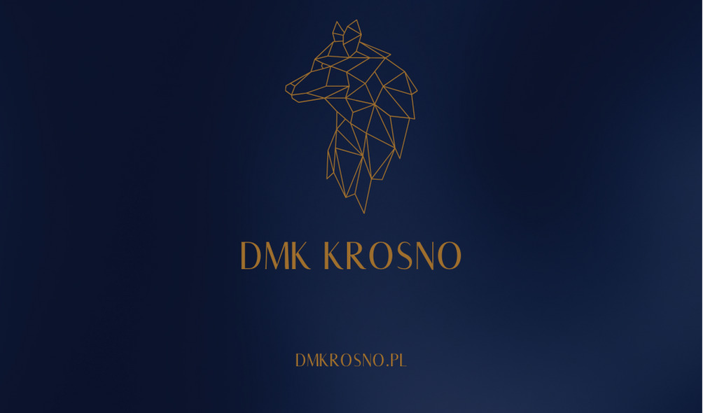 Graficzne logo firmy DMK Krosno przedstawiające głowę wilka w stylu geometrycznym na ciemnoniebieskim tle, z nazwą firmy i adresem strony internetowej w kolorze złotym.
