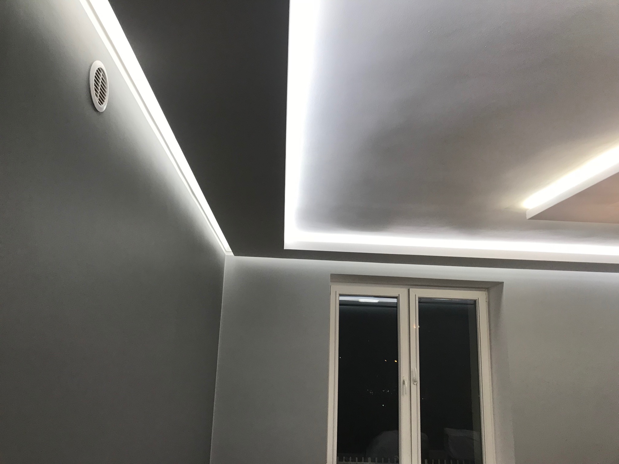 sufitowe zabudowy G-K z LED