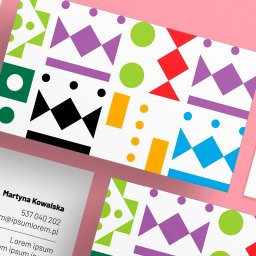 Jakub Margasiński KolorProjekt - Wizytówki z geometrycznym wzorem w kolorach zielonym, fioletowym, czerwonym, niebieskim, żółtym i czarnym, oraz wizytówka z logo Muzeum Historii Radomia, Częstochowa.