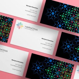 Jakub Margasiński KolorProjekt - Układ wizytówek z logo 'Harmonia' na jasnoróżowym tle, prezentujących różne warianty kolorystyczne wzoru graficznego.