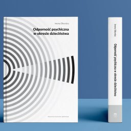 Jakub Margasiński KolorProjekt - Dwa egzemplarze książki Iwony Sikorskiej 'Odporność psychiczna w okresie dzieciństwa' na niebieskim tle. Jeden egzemplarz leży płasko, ukazując okładkę z koncentrycznym wzorem, drugi stoi pionowo...