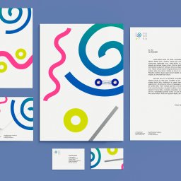 Jakub Margasiński KolorProjekt - Komplet materiałów firmowych z abstrakcyjnym, kolorowym wzorem: wizytówka, papier firmowy z tekstem lorem ipsum, koperta i teczka.