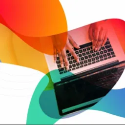 Dłonie kobiety piszącej na laptopie z widocznym kodem, na tle abstrakcyjnych, kolorowych kształtów.