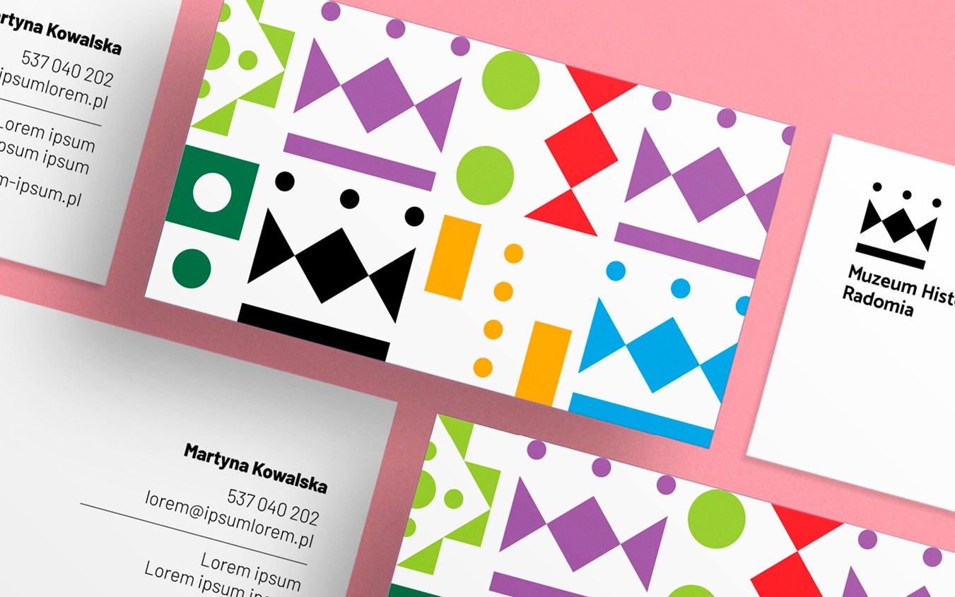 Wizytówki z geometrycznym wzorem w kolorach zielonym, fioletowym, czerwonym, niebieskim, żółtym i czarnym, oraz wizytówka z logo Muzeum Historii Radomia, Częstochowa.