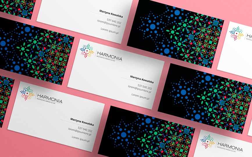 Układ wizytówek z logo 'Harmonia' na jasnoróżowym tle, prezentujących różne warianty kolorystyczne wzoru graficznego.
