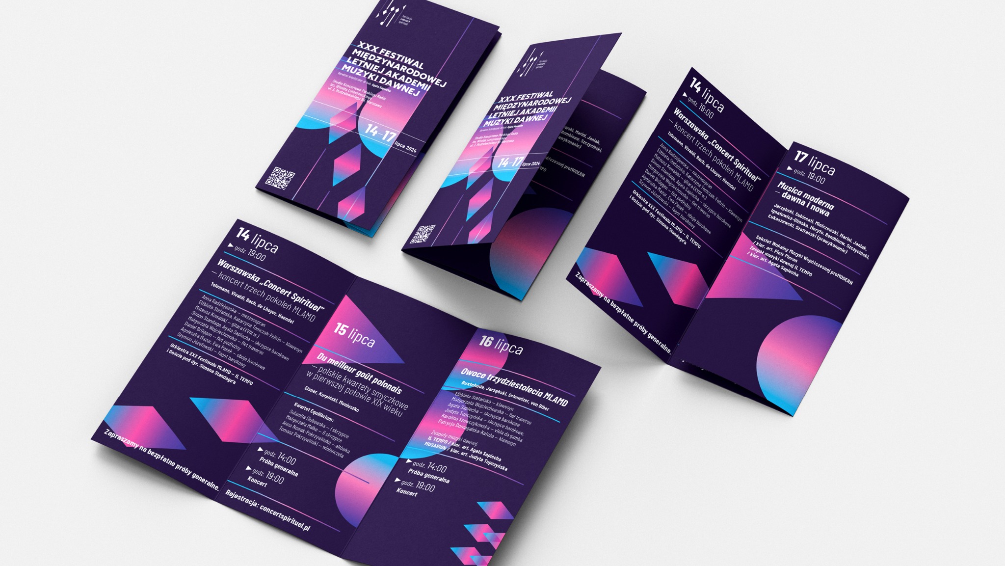 Rozłożone ulotki festiwalowe z programem XXX Międzynarodowego Letniego Festiwalu Akademii Muzyki Dawnej, z datami 14-17 lipca 2024, na białym tle.