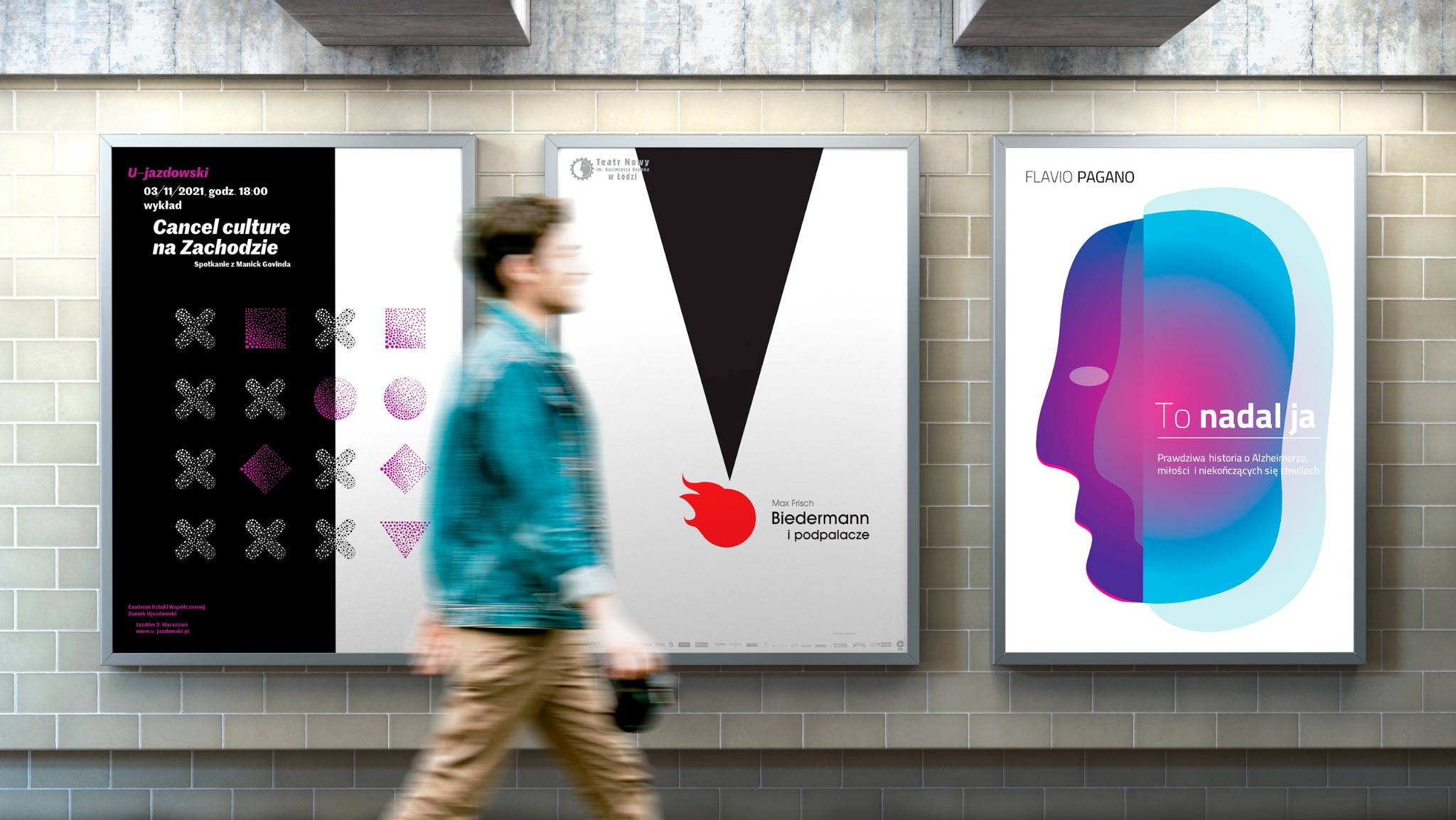 Trzy plakaty w srebrnych ramach wiszące na ścianie z płytek, przedstawiające grafiki promujące wydarzenia kulturalne, z rozmytą sylwetką przechodzącej osoby.