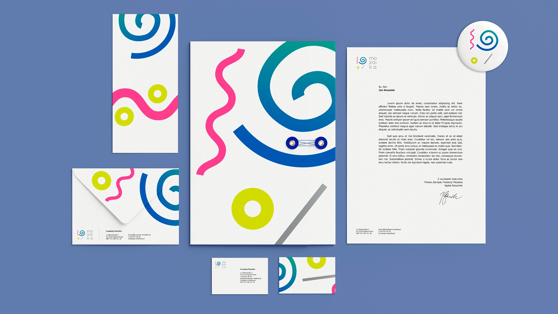 Komplet materiałów firmowych z abstrakcyjnym, kolorowym wzorem: wizytówka, papier firmowy z tekstem lorem ipsum, koperta i teczka.