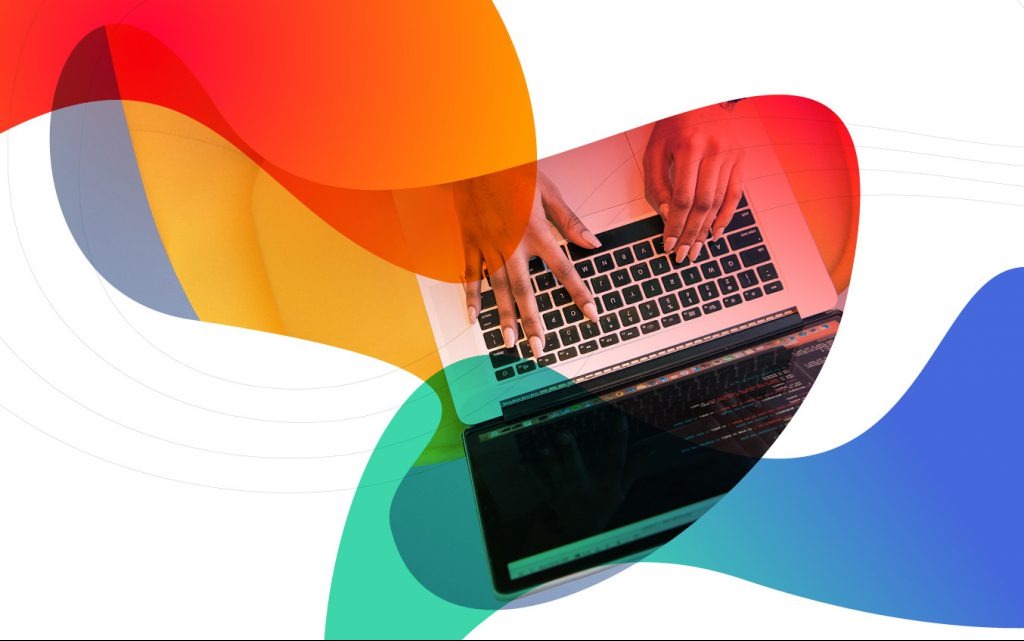 Dłonie kobiety piszącej na laptopie z widocznym kodem, na tle abstrakcyjnych, kolorowych kształtów.