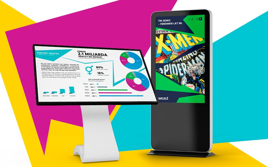 Dwa interaktywne kioski multimedialne: jeden prezentuje dane statystyczne o graczach, drugi wyświetla okładkę komiksu z lat 90, na tle abstrakcyjnej grafiki w kolorach magenta, turkusowym i żółtym.