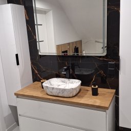 Ułożenie płytek na posadzce i ścianach. 
Biały montaż.
Zabudowa gk i szpachlowanie.