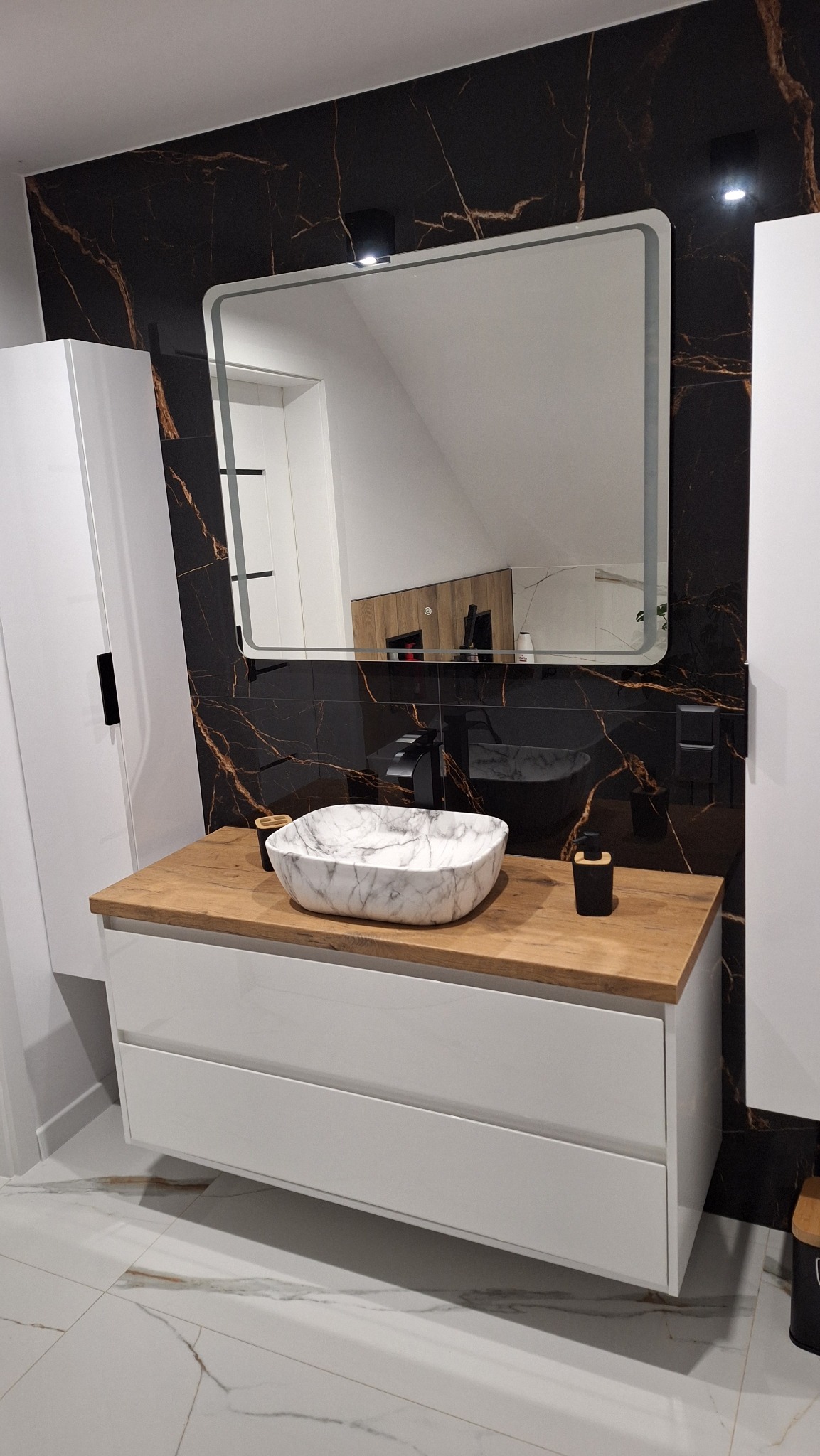 Ułożenie płytek na posadzce i ścianach. Biały montaż. Zabudowa gk i szpachlowanie.