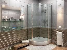 Nowoczesna kabina prysznicowa narożna z przezroczystego szkła i srebrnymi profilami, w łazience z szarymi płytkami, drewnianymi panelami i szklaną półką z kosmetykami.