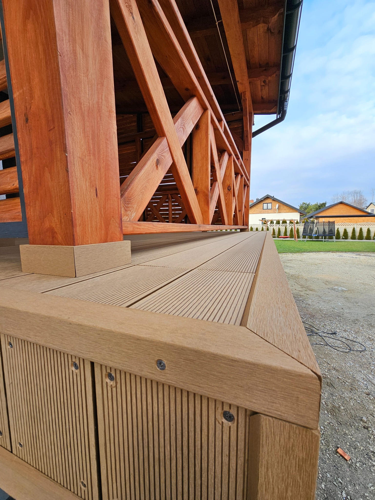 Taras z deski kompozytowej.