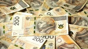 Stos banknotów 200 zł z wizerunkiem królowej Jadwigi, ułożonych warstwami, z widocznymi numerami seryjnymi.