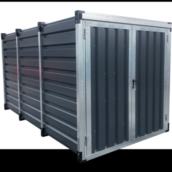 Zewnętrzny, metalowy kontener magazynowy z dwuskrzydłowymi drzwiami, widok z boku na szarych panelach.