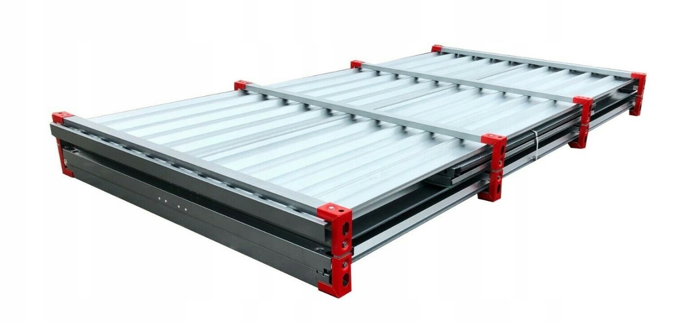 Zestaw metalowych, składanych platform magazynowych z czerwonymi łącznikami, ułożonych jedna na drugiej, widok z boku.