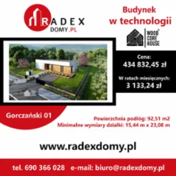 Wizualizacja nowoczesnego parterowego domu z płaskim dachem i elementami drewnianej elewacji, otoczonego zielenią, z logo firmy Radex Domy.pl i Wood Core House.