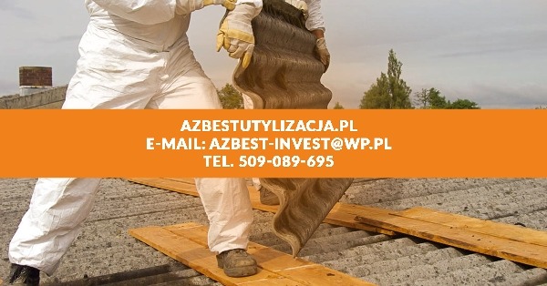 Pracownik w kombinezonie ochronnym demontuje falistą płytę eternitową z dachu, widoczne deski pomostowe i komin w tle.