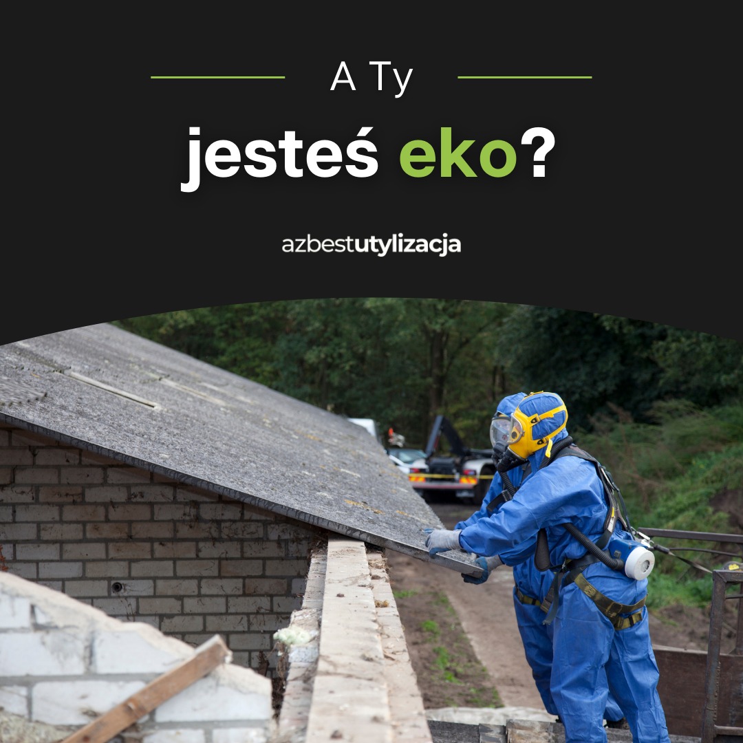 Pracownicy w kombinezonach ochronnych demontują eternit z dachu budynku z cegły, widoczny samochód z dźwigiem w tle, napis 'A Ty jesteś eko? azbestutylizacja'.