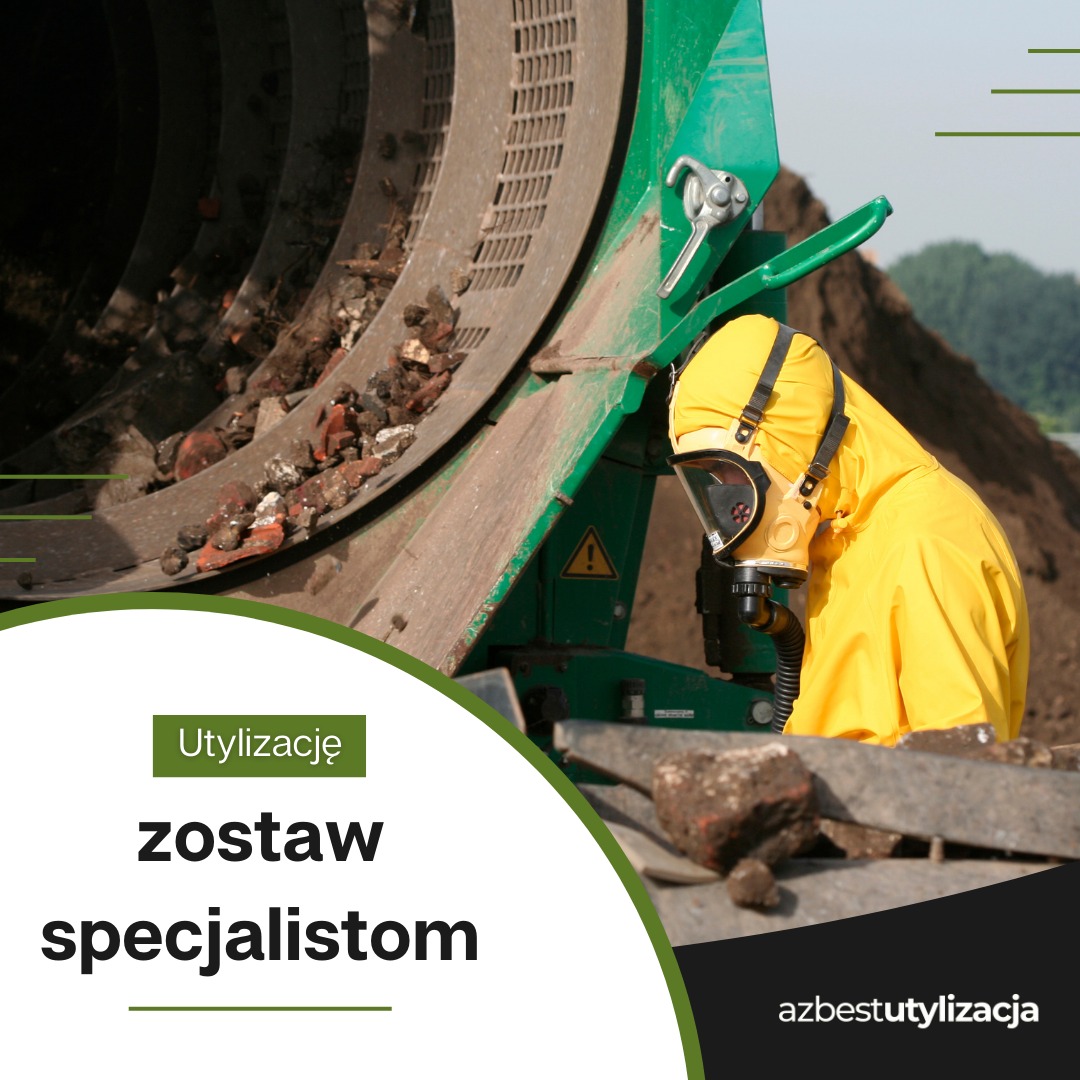 Pracownik w żółtym kombinezonie ochronnym i masce przy maszynie do utylizacji gruzu, z fragmentami cegieł w bębnie