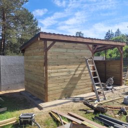 Stefan Czerwieniec STEF-BUD - Budowa drewnianej altany z widoczną konstrukcją szkieletową, deskami elewacyjnymi w trakcie montażu i narzędziami pracy na trawie.