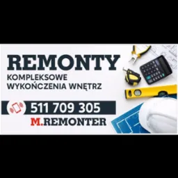 Baner reklamowy firmy remontowej: napis REMONTY, numer telefonu, adres strony internetowej, kask ochronny, poziomica, miara, kalkulator i projekt architektoniczny.