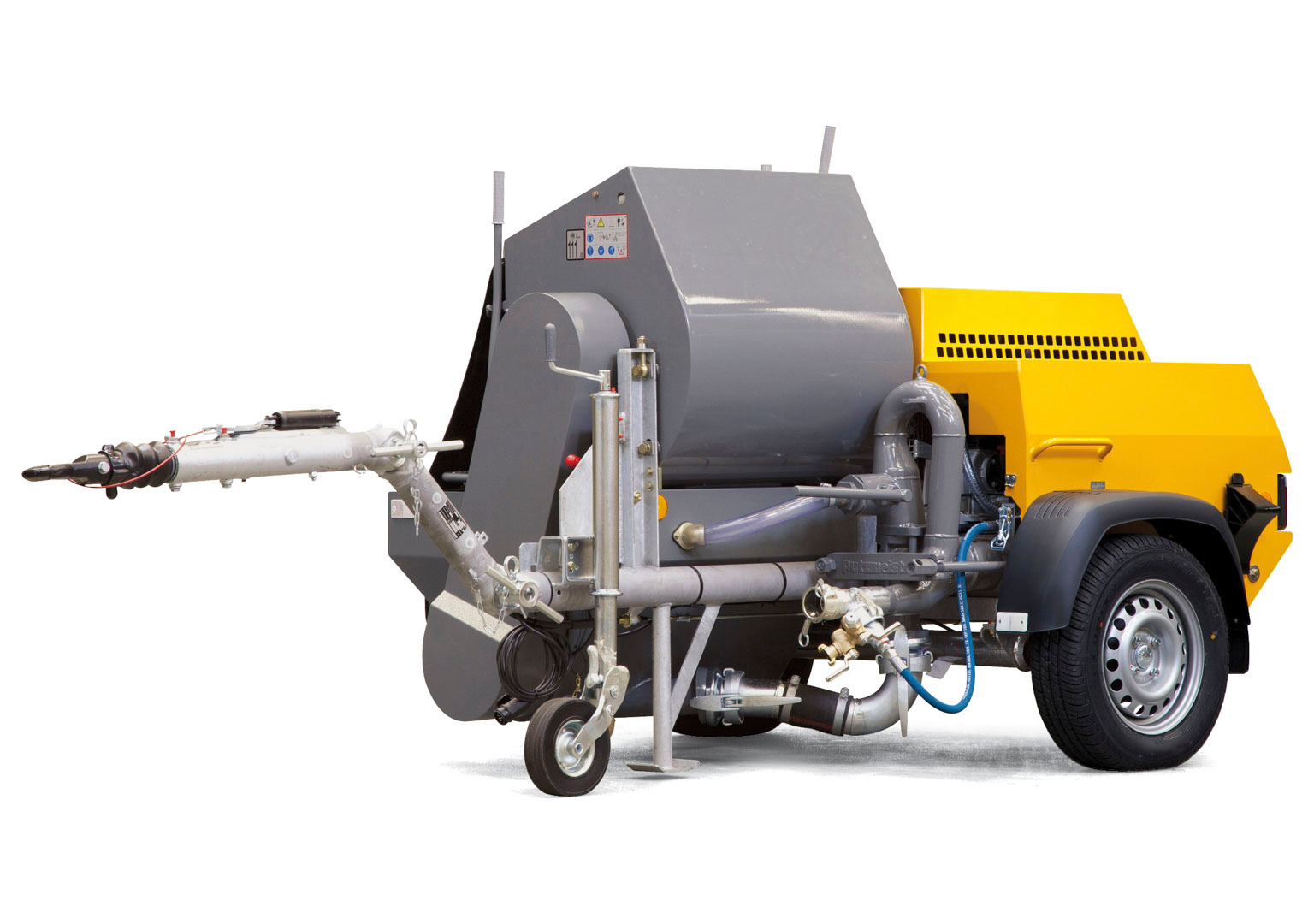 Mobilna pompa do betonu w kolorze szaro-żółtym na białym tle, widok z boku, z widocznymi elementami hydraulicznymi i złączkami.