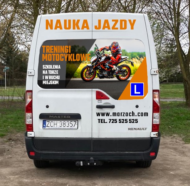 Biały bus z napisem 'Nauka Jazdy', grafiką motocyklisty i logo 'L', prezentujący ofertę treningów motocyklowych na torze i w ruchu miejskim. Widok z tyłu.