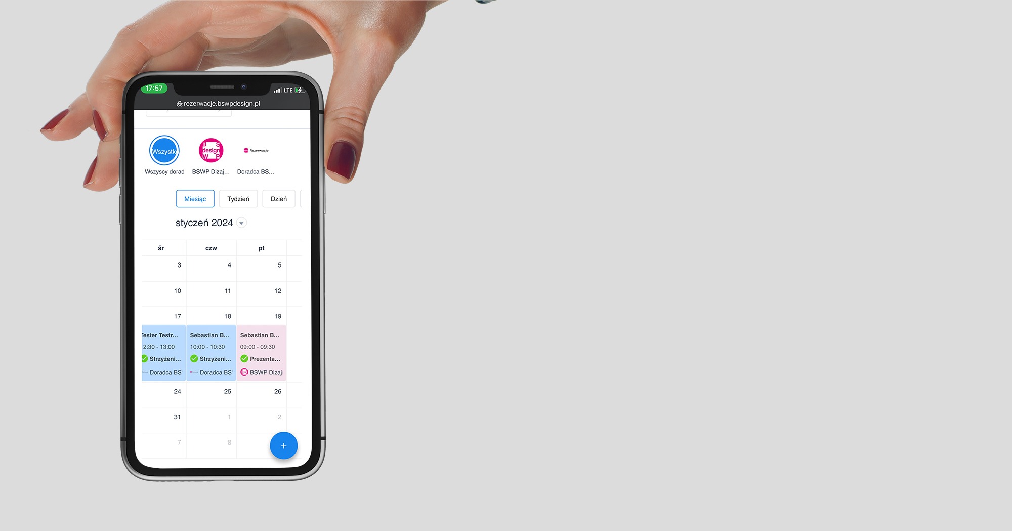 Dłoń trzyma smartfon z widocznym kalendarzem rezerwacji online, prawdopodobnie systemu rezerwacji usług oferowanego w Szczytnie.