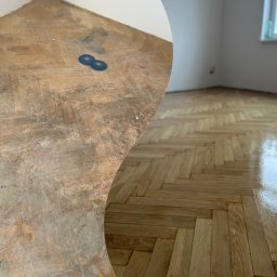 PrimeFinish Sebastian Krupa - Porównanie stanu podłogi parkietowej przed i po renowacji: zniszczona, matowa powierzchnia kontra odnowiony, błyszczący parkiet ułożony we wzór jodełki.