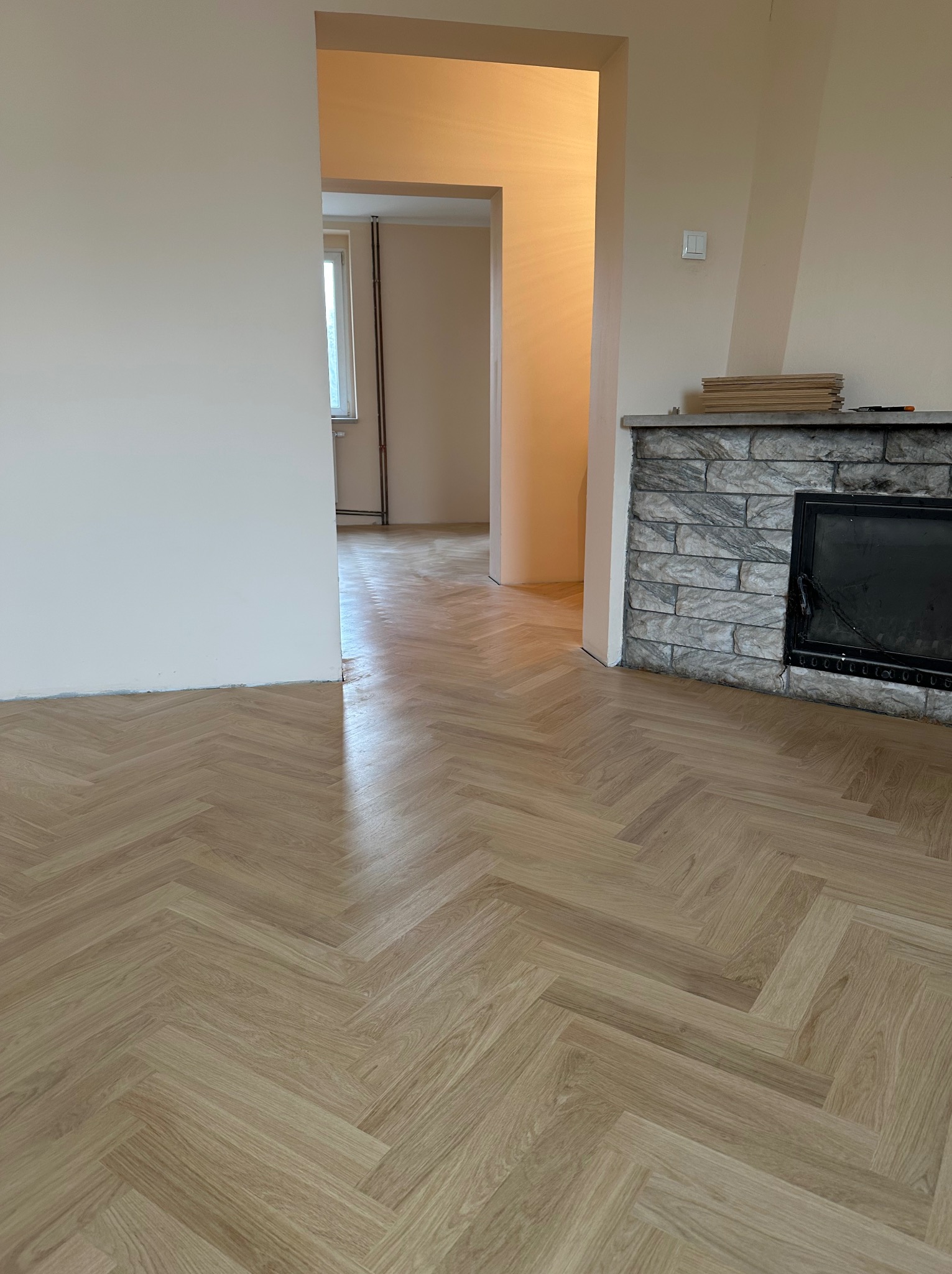 Montaż jodełki+cyklinowanie +zabezpieczenie lekierem