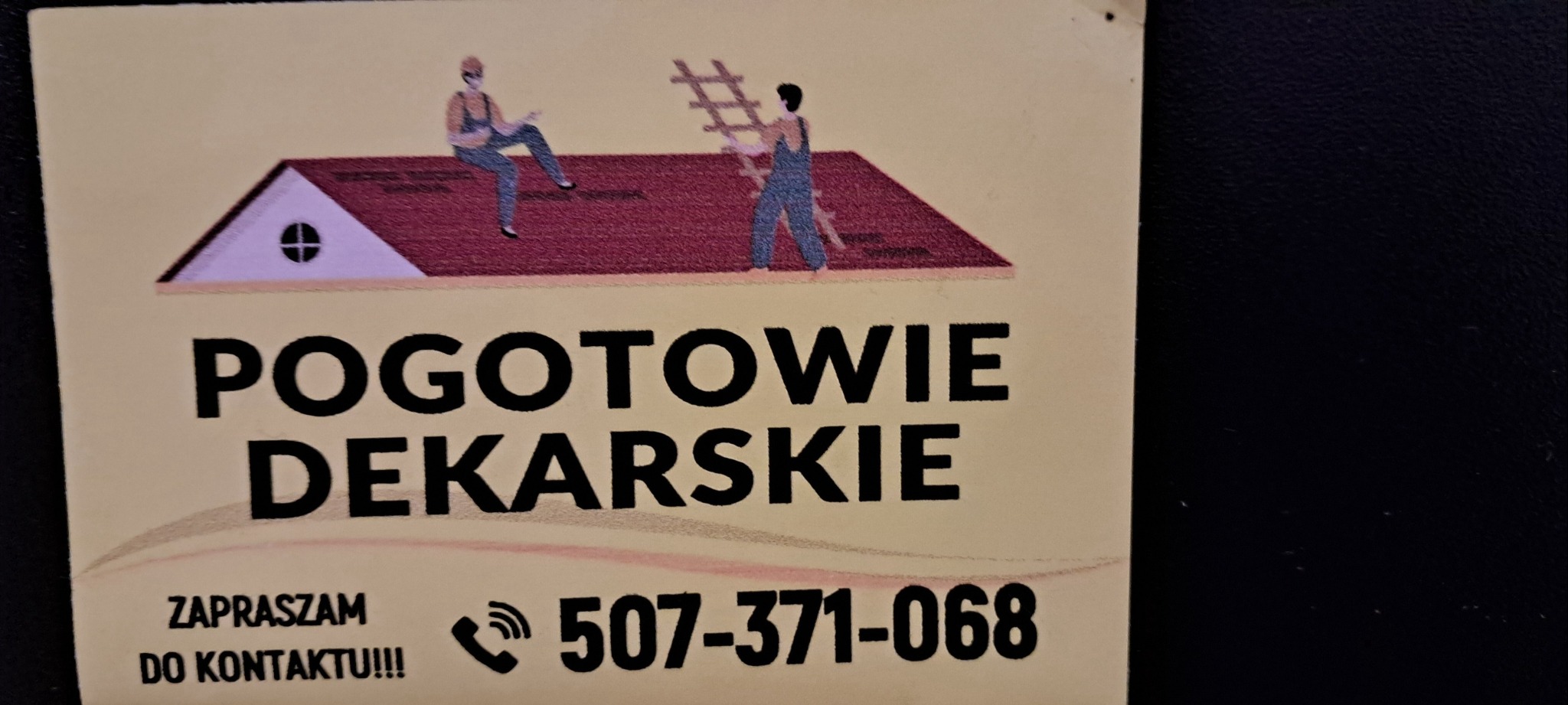 Wizytówka firmy dekarskiej z ilustracją dachu i dekarzy oraz numerem telefonu.