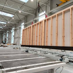 Pierwszy etap przygotowania ściany na linii prefabrykacji. Drewno C24 docięte na obrabiarkach CNC.