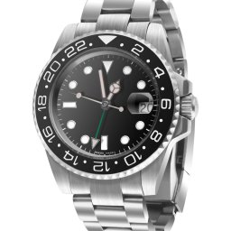 Stanisław Rogala - Precyzyjne zbliżenie na srebrny zegarek naręczny z czarną tarczą, wskazujący godzinę, z datownikiem i zielonym akcentem na wskazówce sekundnika, na białym tle.