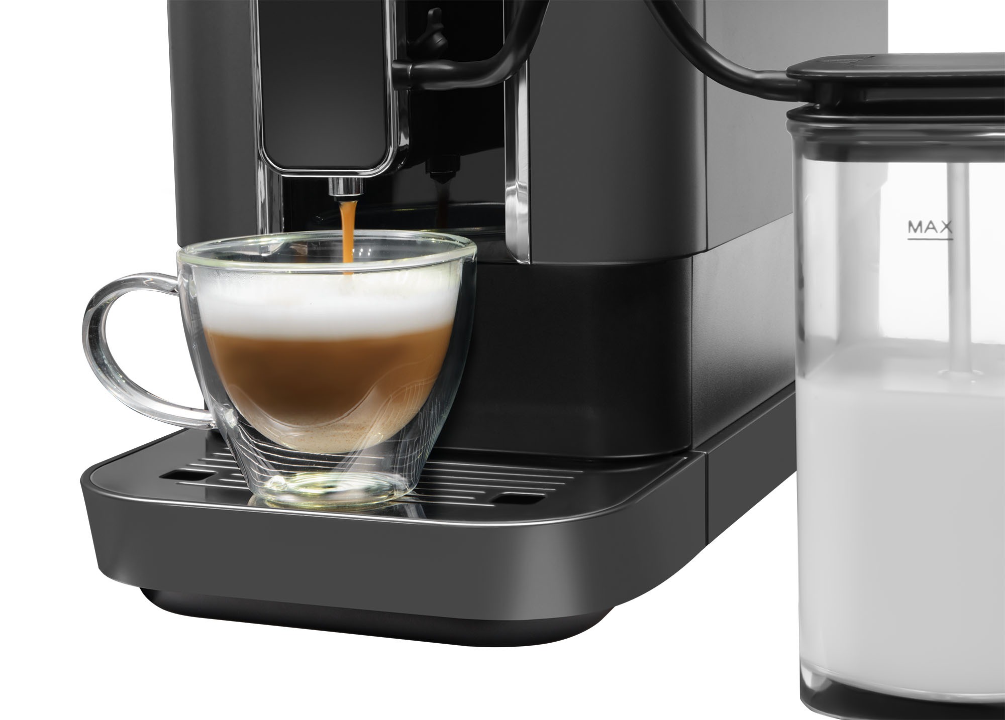 Kawa latte w szklance z podwójnymi ściankami, parzona w czarnym, automatycznym ekspresie z pojemnikiem na mleko.