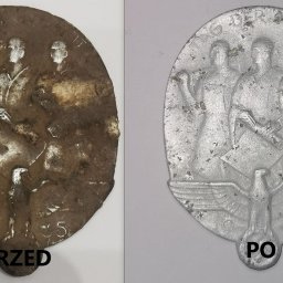 CZYSZCZENIE LASEREM TOMASZ KOZIEŁ - Porównanie stanu zabrudzonej i oczyszczonej, pamiątkowej, metalowej odznaki z 1935 roku, z motywem orła i postaci.