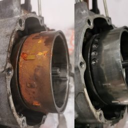 CZYSZCZENIE LASEREM TOMASZ KOZIEŁ - Porównanie stanu elementu silnika motocykla przed i po czyszczeniu, widoczne ślady korozji usunięte.