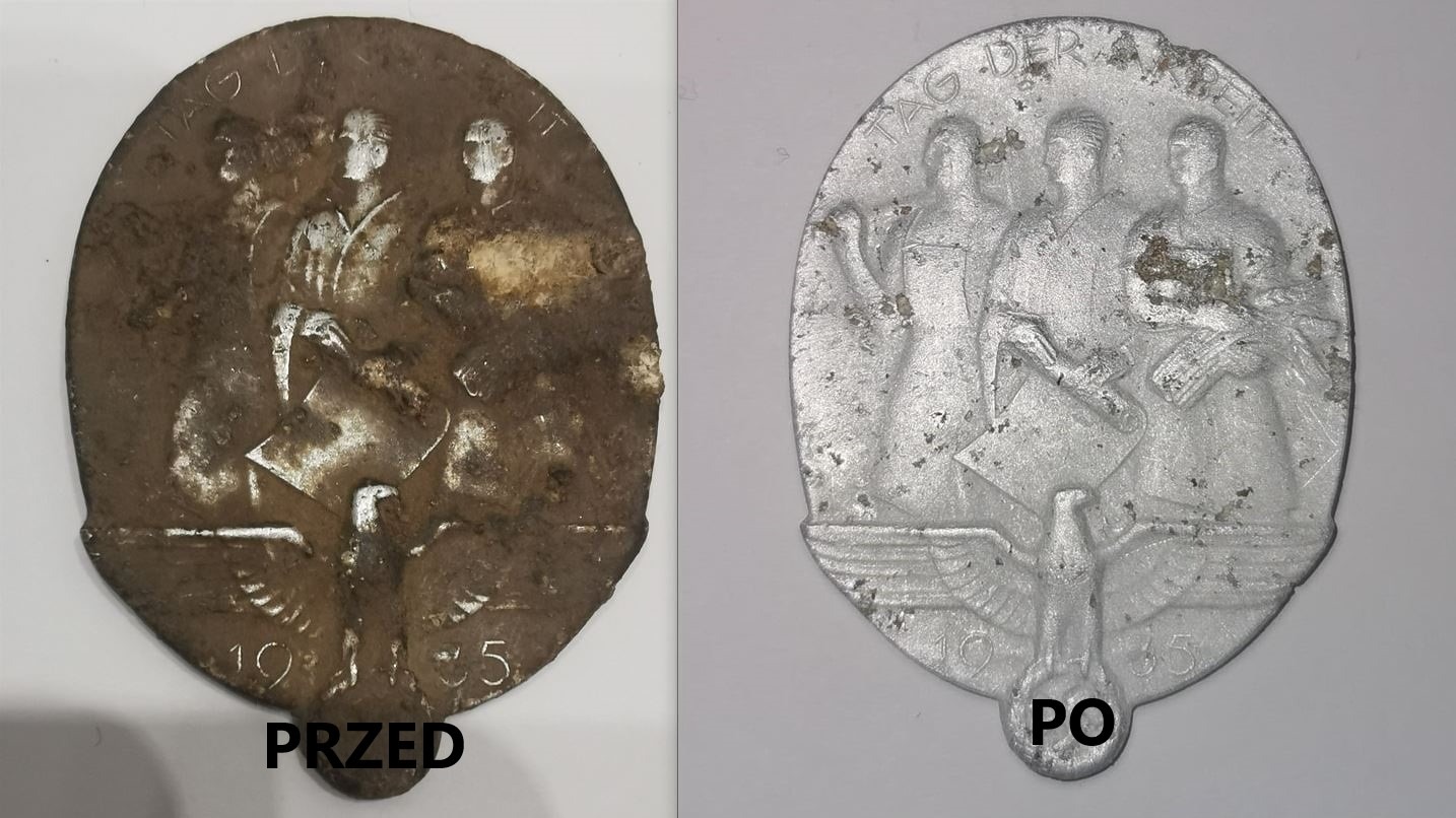Porównanie stanu zabrudzonej i oczyszczonej, pamiątkowej, metalowej odznaki z 1935 roku, z motywem orła i postaci.
